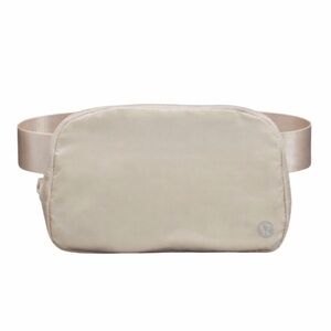 New! Lululemon Everywhere Belt Bag 1L
White Opal‎